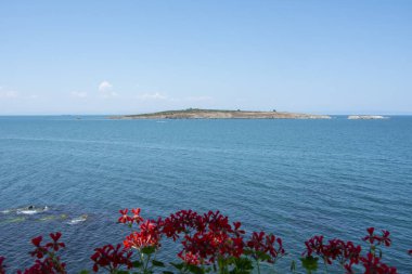 Yazın güneşli bir günde eski Sozopol kasabası yakınlarındaki St. Ivan Adası. Sozopol, Bulgaristan 'da her yıl çok sayıda yabancı turistin geldiği popüler bir deniz tatil beldesi. 