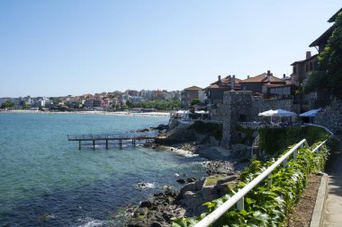 Sozopol, Bulgaristan - 4 Temmuz 2023: Yazın güneşli bir günde eski Sozopol kasabasındaki Roma duvarı. 