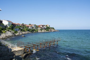 Sozopol, Bulgaristan - 4 Temmuz 2023: Güneşli bir yaz gününde eski Sozopol kasabasında eski paslı bir yapı. 