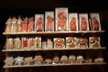 Viyana, Avusturya - 23 Kasım 2019: Noel pazarında ayrıntı - renkli zencefilli şekerlerle süslenmiş bir dükkan