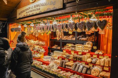 Viyana, Avusturya - 23 Kasım 2019: Noel pazarı - Zencefilli kurabiye ve değişik tatlı çeşitleri olan bir dükkan