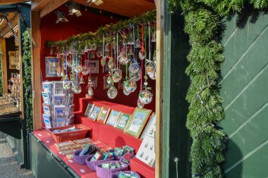 Viyana, Avusturya - 24 Kasım 2019: Güneşli bir kış günü Noel pazarının kapanışı
