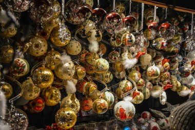 Viyana, Avusturya - 23 Kasım 2019: Noel pazarı - kırmızı ve göl şeklinde cam topları olan bir dükkanın ayrıntıları