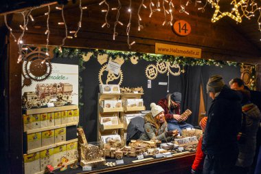 Viyana, Avusturya - 23 Kasım 2019: Noel pazarı - gece renkli dekorasyonlu bir dükkan