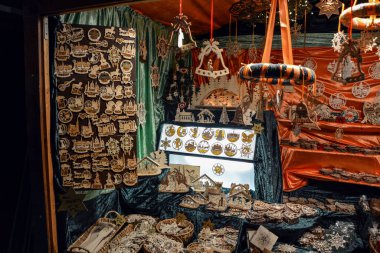 Viyana, Avusturya - 23 Kasım 2019: Noel pazarı - geceleri ahşap süslemeli bir dükkan