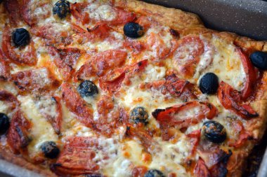 Beyaz bir battaniye üzerinde küçük siyah bir kase taze vişneli domates, marul ve taze soğan. Vejetaryen ya da vejetaryen salata ya da yemek hazırlamak için sağlıklı malzemeler