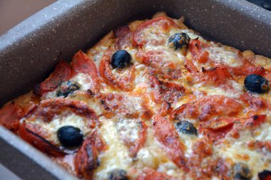 Beyaz bir battaniye üzerinde küçük siyah bir kase taze vişneli domates, marul ve taze soğan. Vejetaryen ya da vejetaryen salata ya da yemek hazırlamak için sağlıklı malzemeler