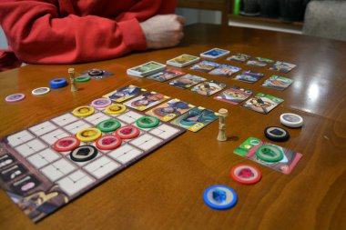 Filibe, Bulgaristan - 16 Ocak 2025: Splendor Düellosu 2022 'den iki oyuncu için popüler ve başarılı bir yarışma oyunu