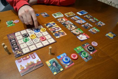 Filibe, Bulgaristan - 16 Ocak 2025: Splendor Düellosu 2022 'den iki oyuncu için popüler ve başarılı bir yarışma oyunu