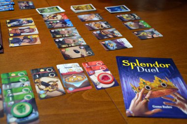 Filibe, Bulgaristan - 16 Ocak 2025: Splendor Düellosu 2022 'den iki oyuncu için popüler ve başarılı bir yarışma oyunu