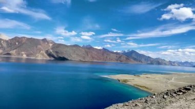 Pangong Gölü araba sürüşü, hızlı giden mavi göl manzaralı araba.
