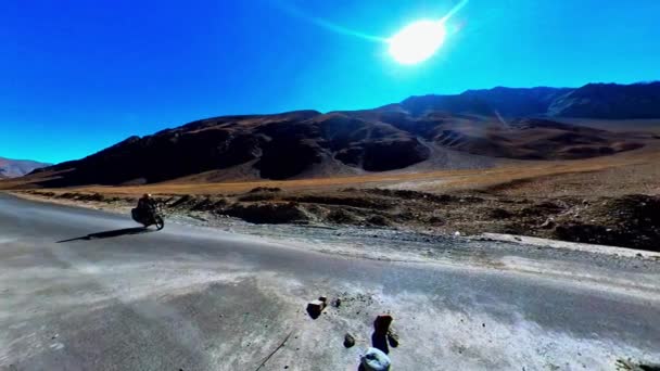 Bicicleta Passando Pela National Highway Capture Magnitude Desta Viagem Tirar — Vídeo de Stock
