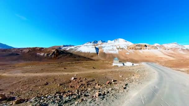 砂漠の山道を旅する 雄大な朝の風景山のドライブ 静かな道で美しい朝の景色 — ストック動画