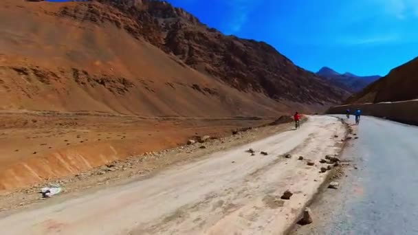 Montando Terreno Acidentado Montanha Bicicleta Poeirento Montanhas Rochosas — Vídeo de Stock
