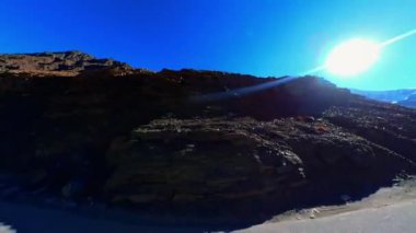 Sarmal Dağ Yollarında Heyecanlı Bir Yolculuk Çalkantılı Arazinin Görsel Yolculuğu Ve Evcilleştirilmemiş Doğa Nefes Kesen Manzaralı Dağ Yolunda Sürüş