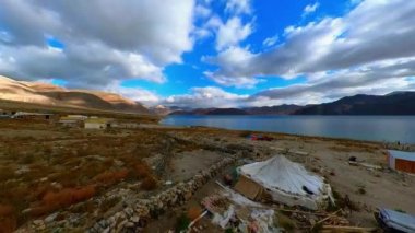 Pangong Gölü 'nün nefes kesici güzelliğini, sakin sularda tembelce sürüklenen bulutların engebeli arazi üzerindeki derin gölgelerini deneyimleyin..