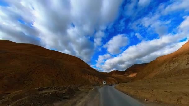 Tome Tranquilo Paseo Través Pintoresco Pueblo Montaña Siguiendo Coche Cruzando — Vídeo de stock