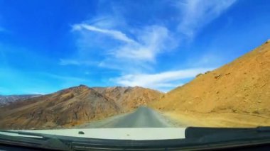 Muhteşem Himalaya manzarasında zigzag dağ gezisi görüntülerimizle heyecan verici bir gezinti yapalım. Bu video nefes kesici manzarayı, dolambaçlı yolları ve bu engebeli araziyi keşfetmenin getirdiği macera duygusunu yakalıyor..