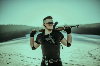 Silahlı özel kuvvetler askerleri askeri manevraya katılıyor. savaş, ordu, teknoloji ve ordu kavramı