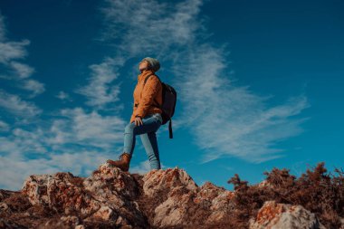 Neşeli kadın gezgin Güneşin doğuşunun tadını çıkar