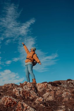 Neşeli kadın gezgin Güneşin doğuşunun tadını çıkar