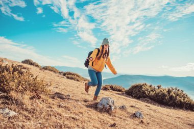Neşeli kadın gezgin Güneşin doğuşunun tadını çıkar