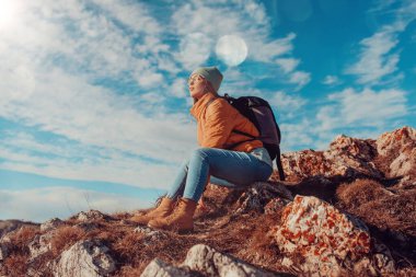 Neşeli kadın gezgin Güneşin doğuşunun tadını çıkar