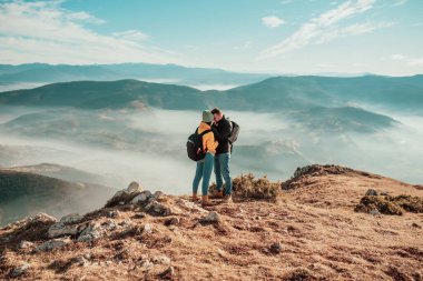 Mutlu çift, yaz yürüyüşü sırasında dağın tepesinde bir turist.