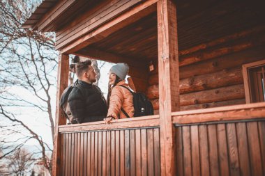 Genç bir çift doğada güzel bir kulübenin tadını çıkarıyor.