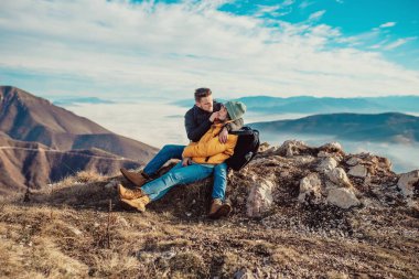 Mutlu çift, yaz yürüyüşü sırasında dağın tepesinde bir turist.