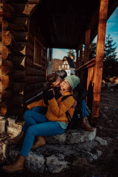 Sevgi dolu bir adam ve kadın kulübelerinin balkonunda oturuyorlar.