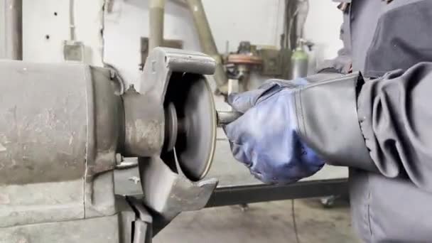 Industrial Worker Polishes Iron Pieces Machine — Stockvideo
