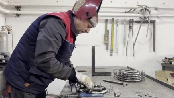 Welder Heavy Industry Welding Pieces Iron Broom Table — Vídeos de Stock