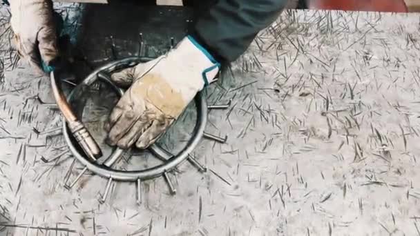 Hegesztő Nehéziparban Vasdarabok Hegesztése Seprűasztalon — Stock videók