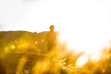 Doğada koşan atletik genç adam. Sağlıklı yaşam tarzı.