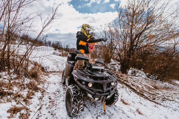 Casal Desfrutando Enquanto Dirige Quadriciclo Topo Montanha Inverno — Fotografia de Stock