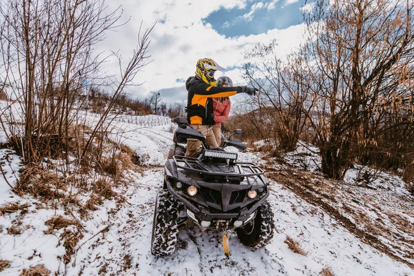 Çiftler Kış Vakti Dağın Tepesinde Bisiklet Sürerken Eğleniyorlar — Stok fotoğraf