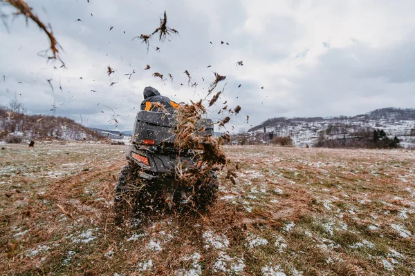 Çamurda Bir Adam Atv Kullanıyor Çamur Kar Içinde Bir Atv — Stok fotoğraf