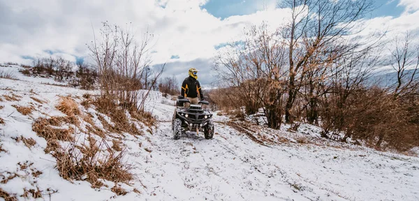 Çiftler Kış Vakti Dağın Tepesinde Bisiklet Sürerken Eğleniyorlar — Stok fotoğraf