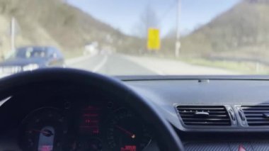 Otomatik pilota bağlı modern araba. Otomatik pilot arabada. Akıllı araç, amaçsız araba konsepti. Eller serbest sistem. Aracın otomatik sürücüsü