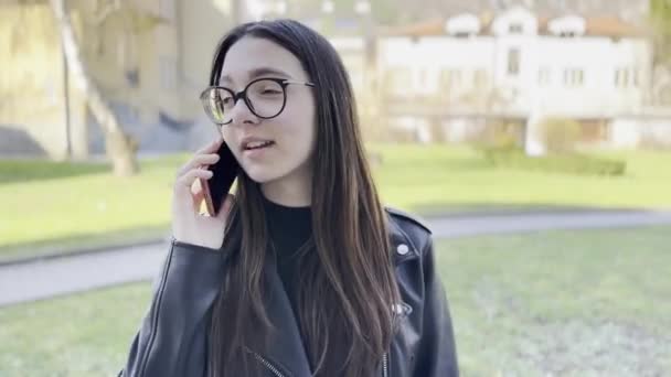 Tiener Meisje Praat Smartphone Terwijl Staan Het Park — Stockvideo