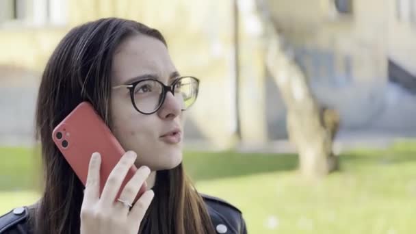 Adolescente Habla Teléfono Inteligente Mientras Está Pie Parque — Vídeo de stock
