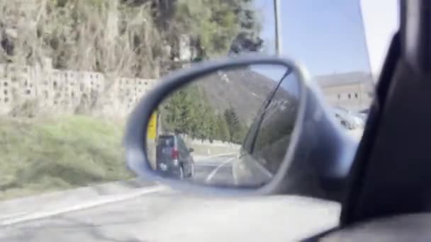 观的后视镜里看着一辆汽车在日落时的路 — 图库视频影像