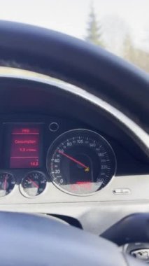 Otomatik pilota bağlı modern araba. Otomatik pilot arabada. Akıllı araç, amaçsız araba konsepti. Eller serbest sistem. Aracın otomatik sürücüsü