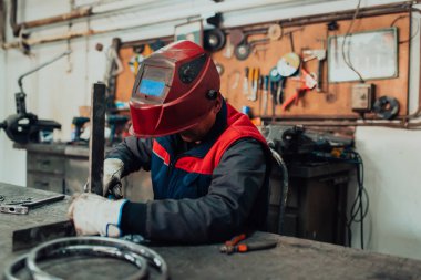 Kaynakçı teknik çelik dikme. Fabrika teknik endüstriyel çelik Kaynakçı.