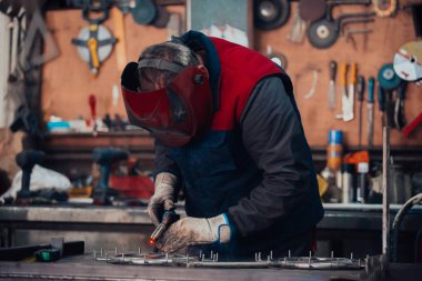 Kaynakçı teknik çelik dikme. Fabrika teknik endüstriyel çelik Kaynakçı.