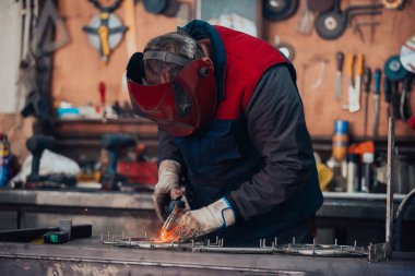 Kaynakçı teknik çelik dikme. Fabrika teknik endüstriyel çelik Kaynakçı.