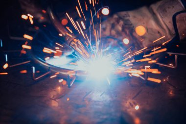 Çelik kaynak işlemini kapat. Ağır çelik endüstrisinde çalışıyorum.. 