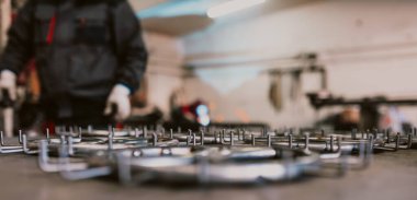 Çelik parçaları kaynak işlemi için masanın üzerine dizilmişti.. 