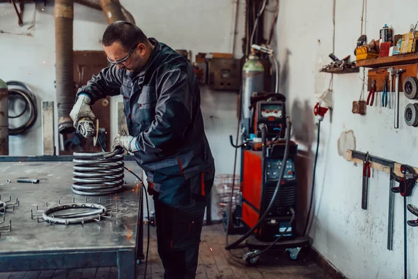 Schlosser Spezialkleidung Und Schutzbrille Arbeitet Der Produktion Metallbearbeitung Mit Winkelschleifer — Stockfoto